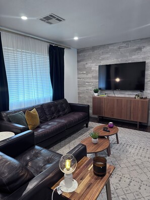 Smart TV, libri, impianto stereo