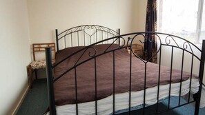 5 Schlafzimmer, Bügeleisen/Bügelbrett