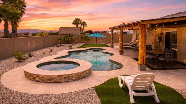 Un patio trasero con piscina, una pérgola y un comedor.
