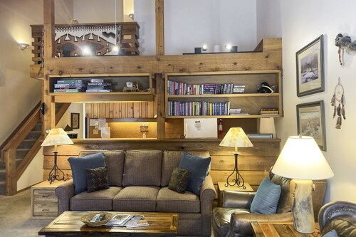 Family-friendly home between Jackson and Teton Village w/full kitchen