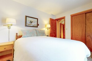 2 bedrooms, iron/ironing board, Internet, bed sheets