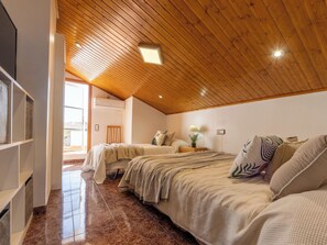 4 bedrooms, iron/ironing board, WiFi