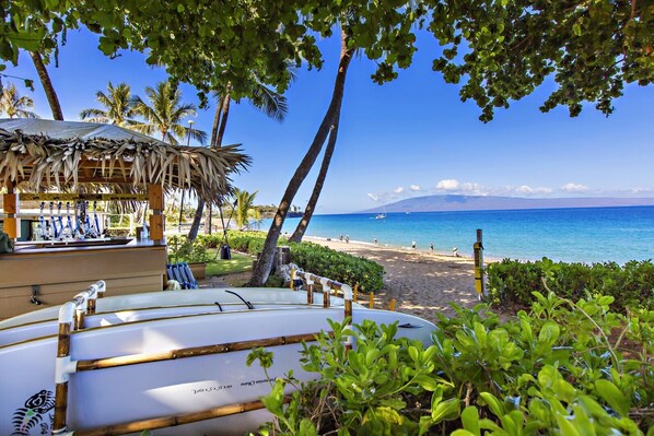 Rannalla, rantapyyhkeitä