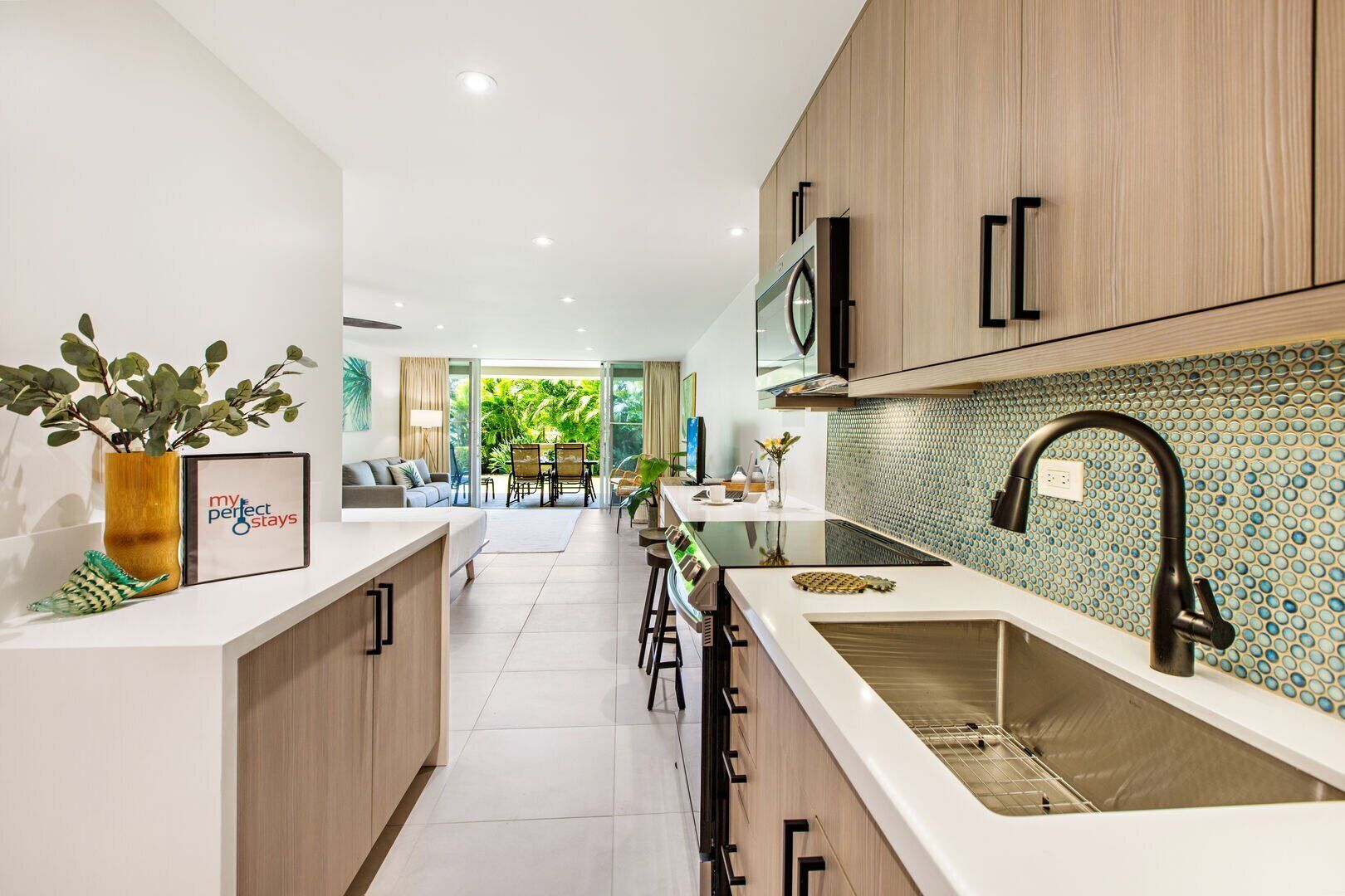 Frigorifero, microonde, forno, piano cottura