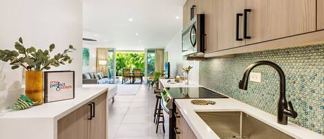 Een koelkast, een microgolfoven, een oven, een kookplaat