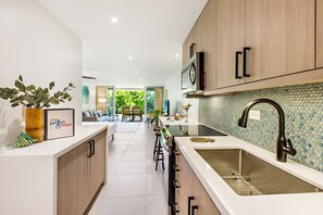 Jääkaappi, mikroaaltouuni, uuni, liesi