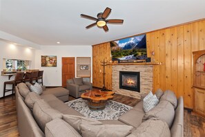 テレビ、暖炉、書庫