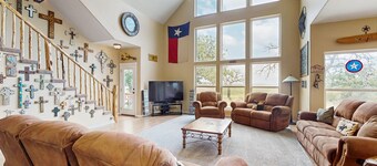 Waterfront home with kayak, view, fire pit & WiFi - dog-friendly