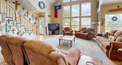 Waterfront home with kayak, view, fire pit & WiFi - dog-friendly