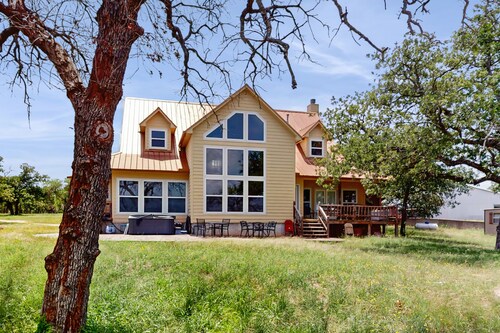 Waterfront home with kayak, view, fire pit & WiFi - dog-friendly