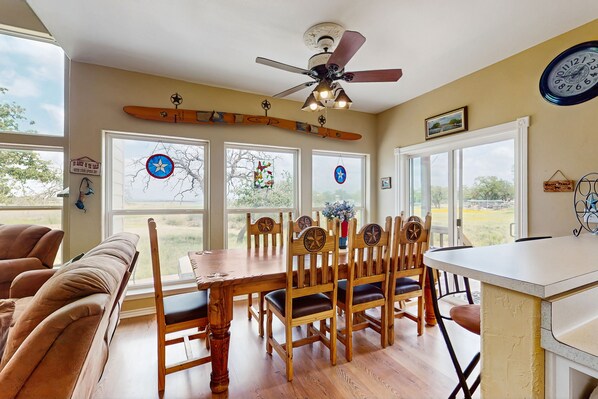 Dining - Waterfront home with kayak, view, fire pit & WiFi - dog-friendly (Buchanan Dam)