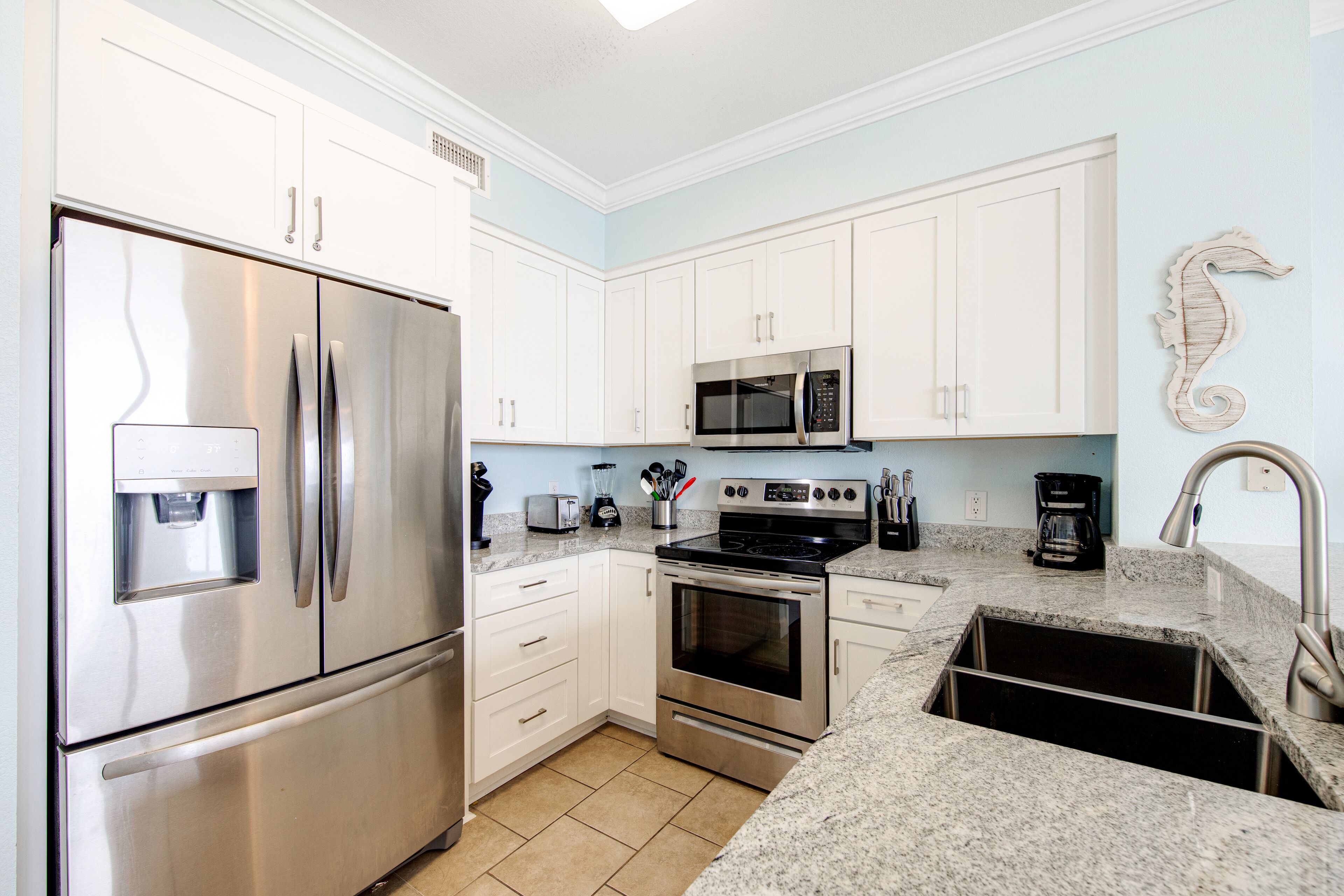 ثلاجة، ميكروويف، فرن، موقد طهي مسطح