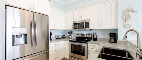 ثلاجة، ميكروويف، فرن، موقد طهي مسطح