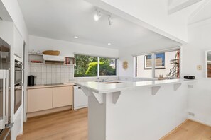 Fridge, microwave, oven, stovetop - Barwon Beach & Golf Getaway (Barwon Heads)