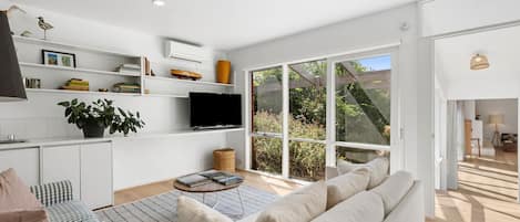 TV, fireplace