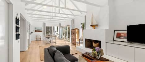 Televisie en een open haard