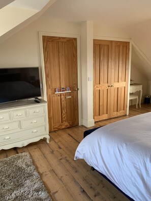 5 bedrooms, iron/ironing board, free WiFi, bed sheets