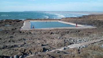 Una spiaggia nelle vicinanze