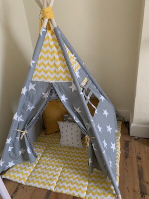 5 bedrooms, iron/ironing board, free WiFi, bed sheets