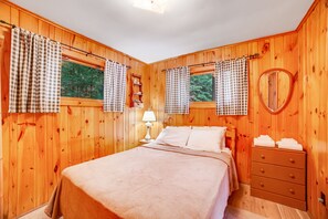 3 bedrooms, WiFi, bed sheets - Lakefront Home with WiFi, Dock, Lake Views From the Deck, and Screened-In Porch (Chestertown)