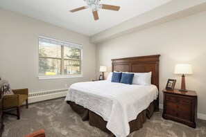 3 slaapkamers, een strijkplank/strijkijzer, reisbedje, gratis wifi