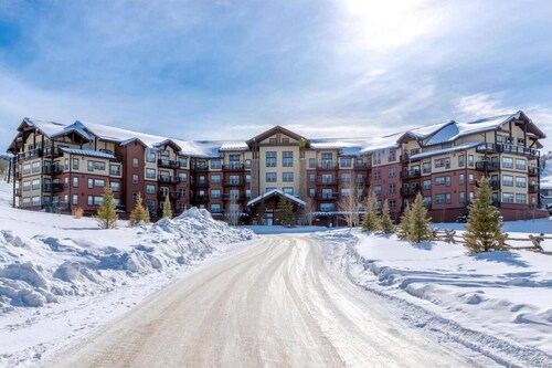 Slopeside Delight - Beautiful Ground Floor Ski-in/out - 3bd/3ba Condo at Granby Ranch