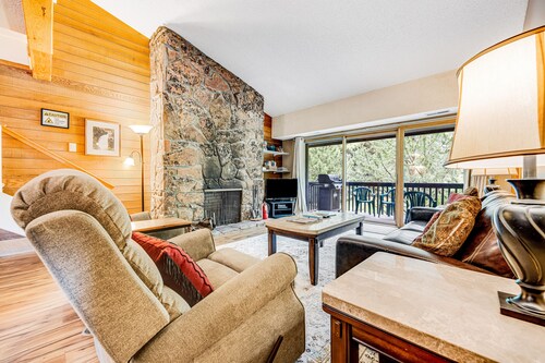 Inviting condo in the heart of Teton Village w/deck, shared pool/hot tub, tennis