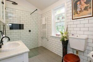 Kostenlose Toilettenartikel, Haartrockner, Handtücher