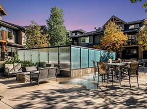 Outdoor dining - Scenic Mountain  With Outdoor Hot Tub + 1 Bedroom + Den (Dead Man's Flats)