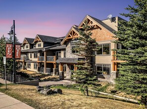 Exterior - Scenic Mountain  With Outdoor Hot Tub + 1 Bedroom + Den (Dead Man's Flats)
