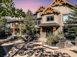 Exterior - Scenic Mountain  With Outdoor Hot Tub + 1 Bedroom + Den (Dead Man's Flats)