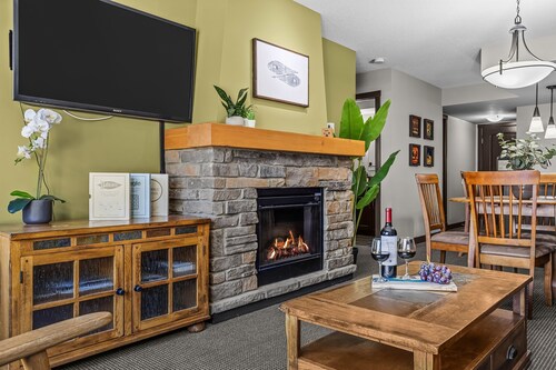 Scenic Mountain  With Outdoor Hot Tub + 1 Bedroom + Den