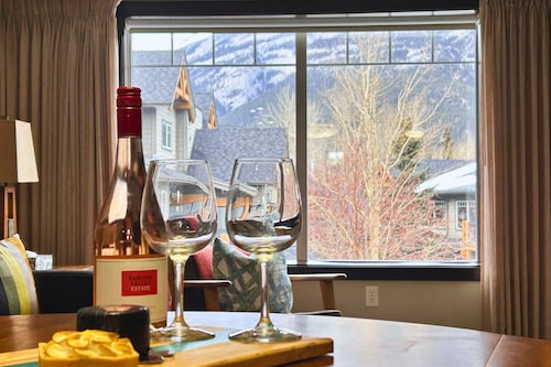 Scenic Mountain  With Outdoor Hot Tub + 1 Bedroom + Den