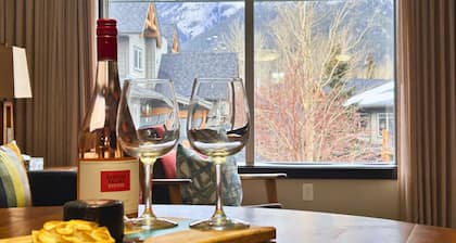 Scenic Mountain With Outdoor Hot Tub + 1 Bedroom + Den