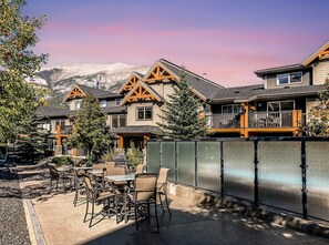 Outdoor dining - Scenic Mountain  With Outdoor Hot Tub + 1 Bedroom + Den (Dead Man's Flats)