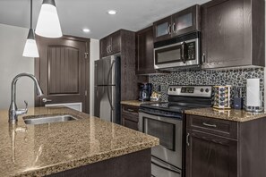 Fridge, microwave, oven, stovetop - Scenic Mountain  With Outdoor Hot Tub + 1 Bedroom + Den (Dead Man's Flats)