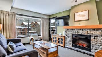 Een televisie, een open haard en videogames