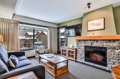 Scenic Mountain With Outdoor Hot Tub + 1 Bedroom + Den