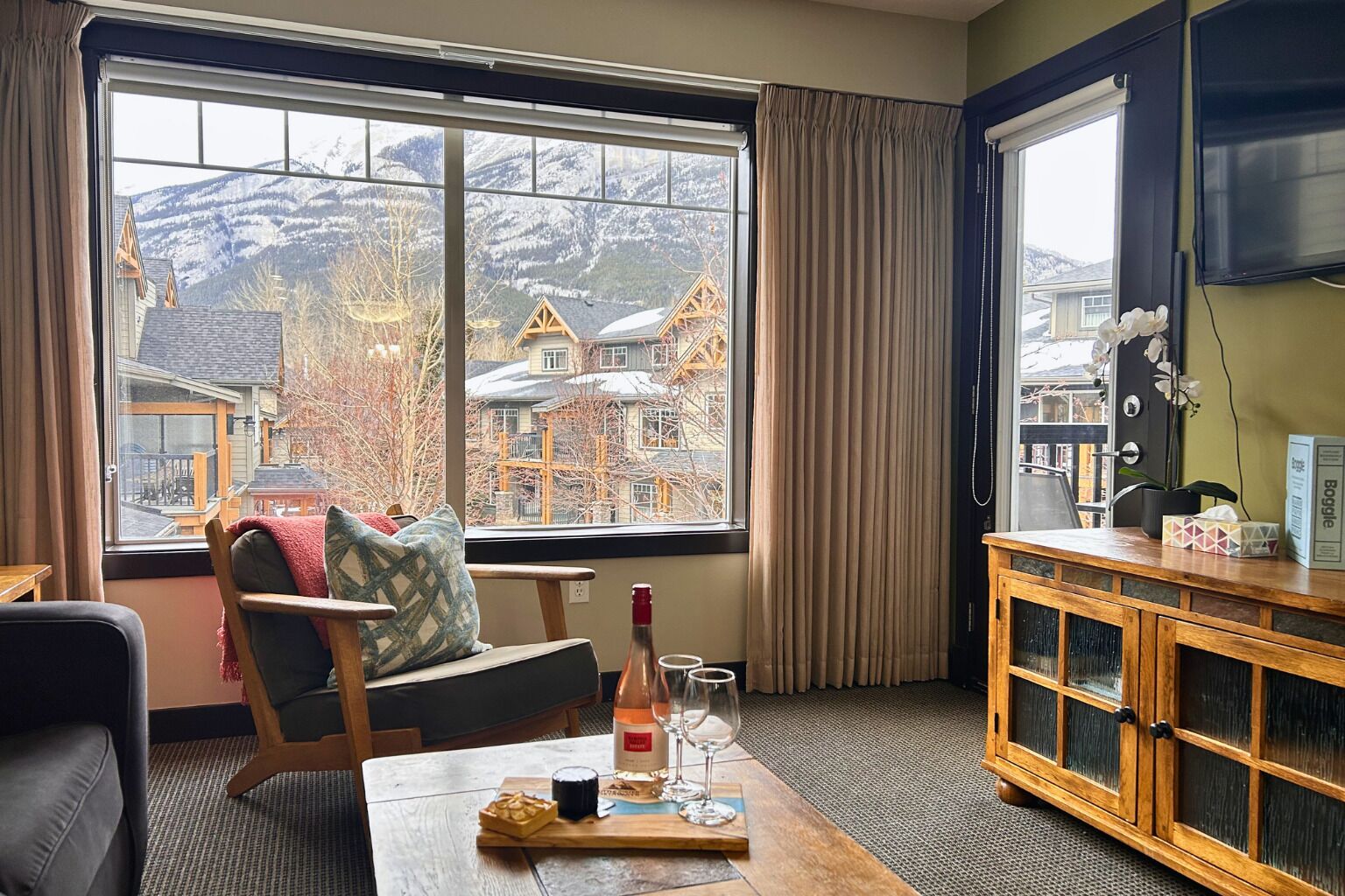 Télévision, cheminée, jeux vidéo