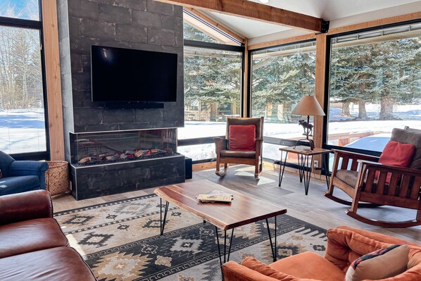 TV, DVD player - Spacious home with deck, washer/dryer, mountain views & high-speed WiFi (Jackson)