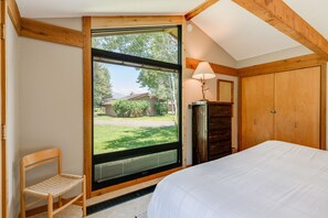 2 bedrooms, iron/ironing board, internet, bed sheets - Spacious home with deck, washer/dryer, mountain views & high-speed WiFi (Jackson)