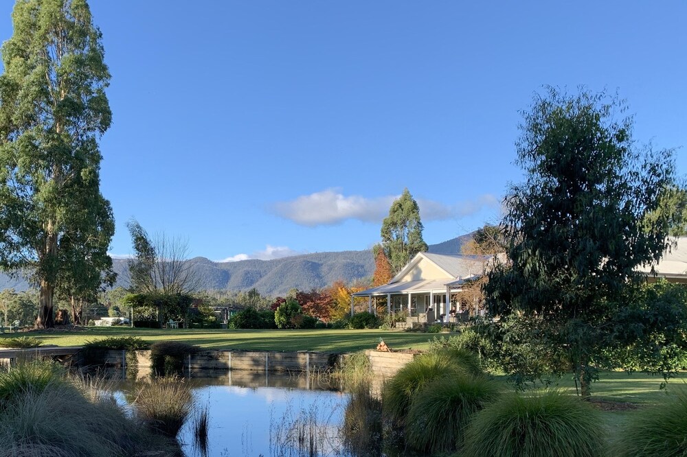 Buxton River House - Secluded Homestead with River Frontage