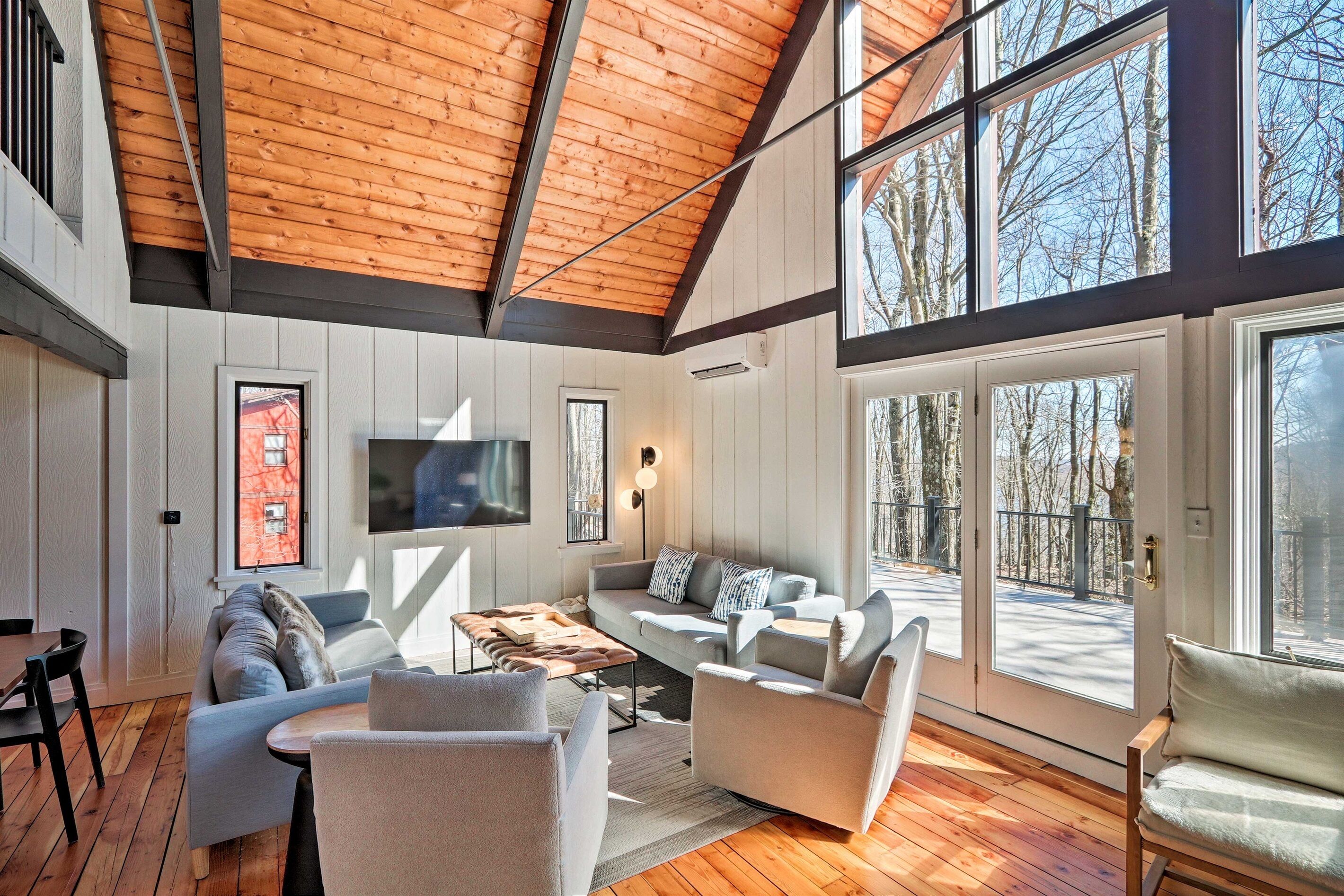 Pocono Retreat w Hot Tub, Sauna, Fire Pit, Peloton, and Billiards