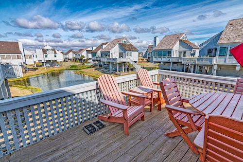 Updated villa with ocean and lagoon views! two golf carts next the BHI Club