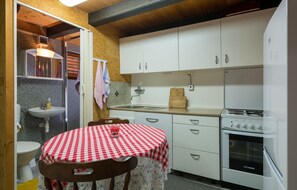 Frigorifero, forno, piano cottura, lavastoviglie