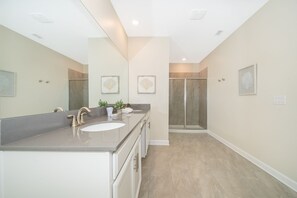 Combined shower/bathtub, hair dryer, towels - PA2825  Storey Lake Home 5 bed 5 bath Free  Waterpark (Kissimmee)