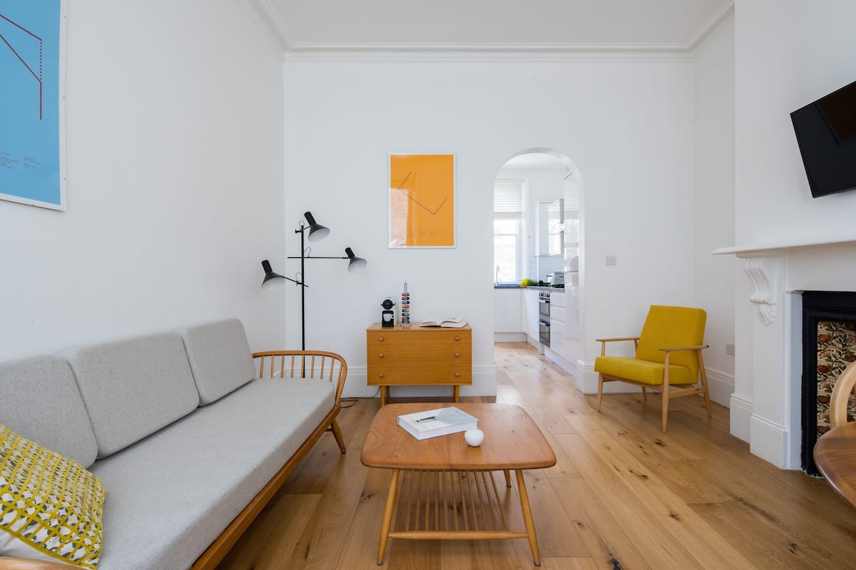 Suite Luxe, 1 chambre | Coin séjour | Télévision à écran plat de 32 pouces avec chaînes numériques, télévision