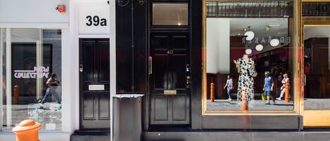 Pintu masuk properti