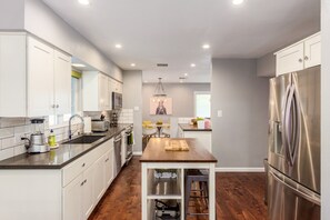 Kjøleskap, mikrobølgeovn, ovn og kokeplater