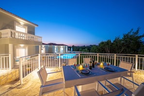 Outdoor dining - Luxury Villa with Guest House in tranquil setting with Private pool (Kefalonia)